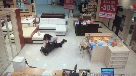 Intenta robar un portátil y acaba con la empleada sentada encima