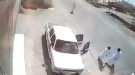 Un hombre salva a su ‘rival’ en el último momento