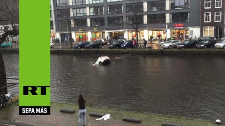 Dramático rescate de una mujer y su bebé atrapados en un auto hundiéndose