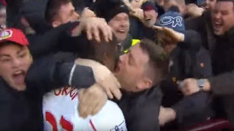 Goles son amores: un hincha de Liverpool besa en la boca a un jugador de su equipo