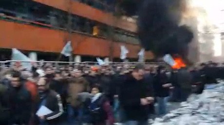 Neumáticos en llamas: Protesta de los agricultores franceses contra el Gobierno en París 
