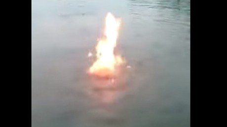 'Agua ardiente': este joven es capaz de prender fuego al agua