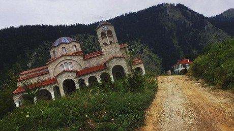 FOTOS: El pueblo griego que se desliza lentamente por una montaña
