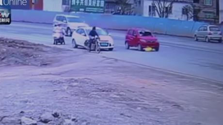 Espeluznante video: Un coche eleva por los aires a una mujer y la arrastra 50 metros 