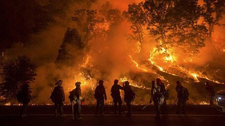 Gran incendio amenaza una refinería de EE.UU. (Video y fotos)