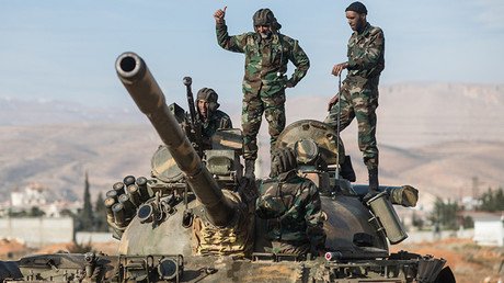 En sintonía: Cazas rusos y artillería siria reducen a escombros posiciones del EI (video)