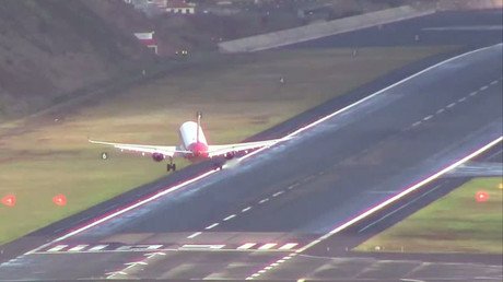 Video de miedo: así aterrizan los aviones en el aeropuerto más espeluznante de Europa