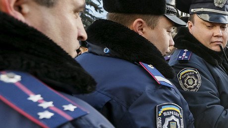 Multan a 'Osama bin Laden' frente a la Embajada de EE.UU. en Kiev