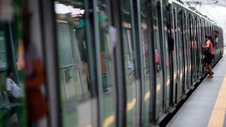 Video: Al menos 15 vándalos causan desperfectos en el metro de Lima