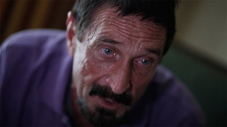 McAfee a RT: "Lo que pide el FBI es que los iPhones sean vulnerables a piratas y enemigos de EE.UU."