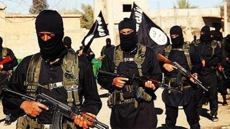 Video: misil antitanque convierte un coche bomba yihadista en una 'bola de fuego'  