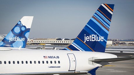 Una aerolínea reta a 150 pasajeros en pleno vuelo: viaje gratis a cambio de ponerse de acuerdo