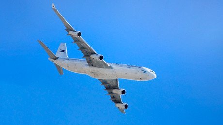 ¿Qué le dice la tripulación a los pasajeros cuando se produce un aterrizaje de emergencia?