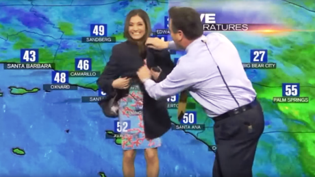 El vestido de una presentadora del tiempo le juega una mala pasada