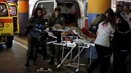 Un palestino ataca violentamente con un hacha a un guardia de seguridad israelí (VIDEO)