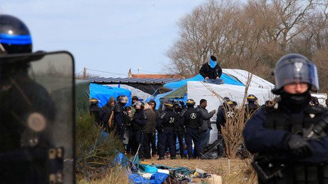 Policía emplea gases lacrimógenos contra los refugiados en Francia (Video)