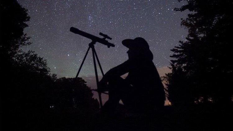 Misterioso objeto ilumina dramáticamente el cielo de Escocia asustando a los residentes (VIDEO)