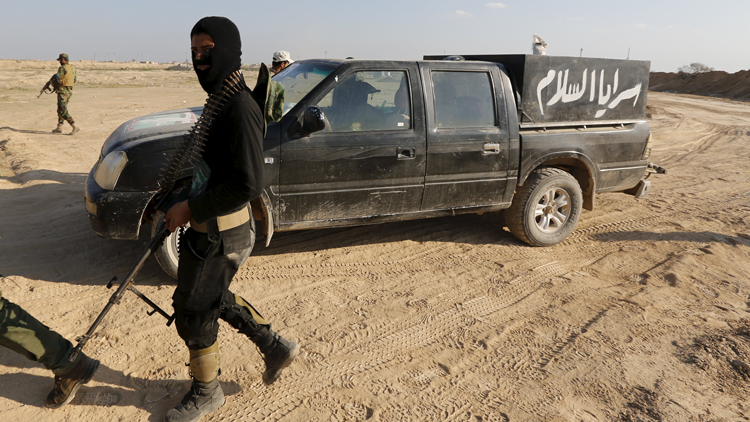 Terrorista del EI filma su propia muerte de un disparo en la cabeza en Siria (Advertencia VIDEO +18)