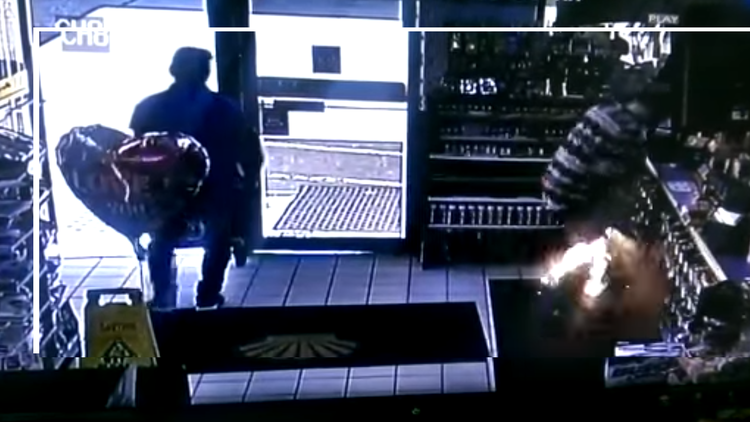 Nocivos y explosivos: momento en que un cigarrillo electrónico estalla en el bolsillo de un hombre