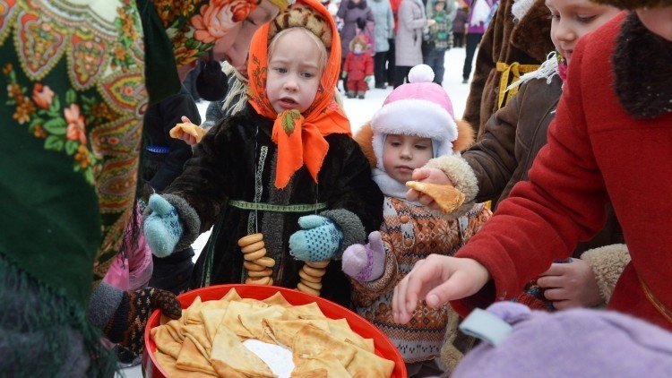Preguntas y respuestas: la curiosa forma de los rusos de despedirse del invierno