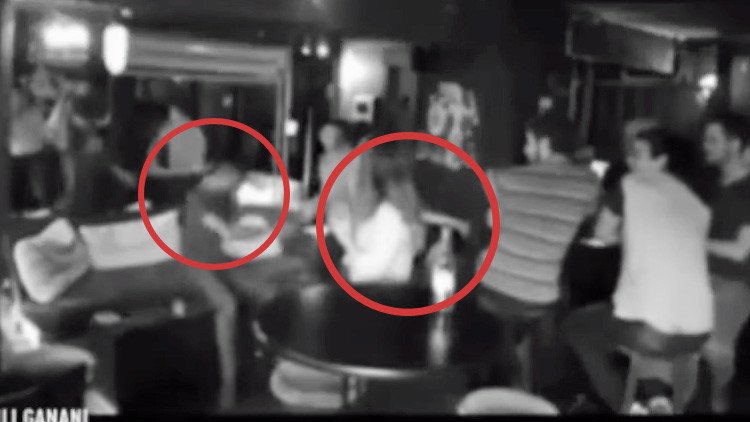 Acosan a una chica en un bar sin saber que era cinturón negro de lucha