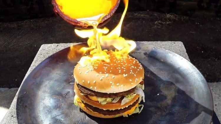 Esto es lo que pasa si echamos cobre fundido sobre un Big Mac