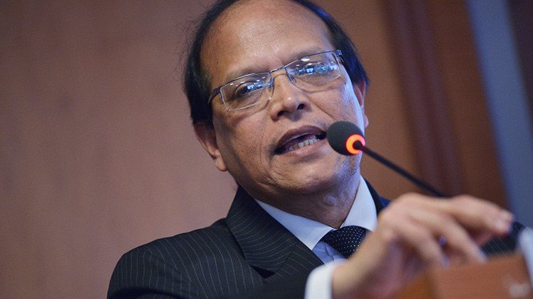 Roban 81 millones de dólares de su banco y se entera en el noticiero 