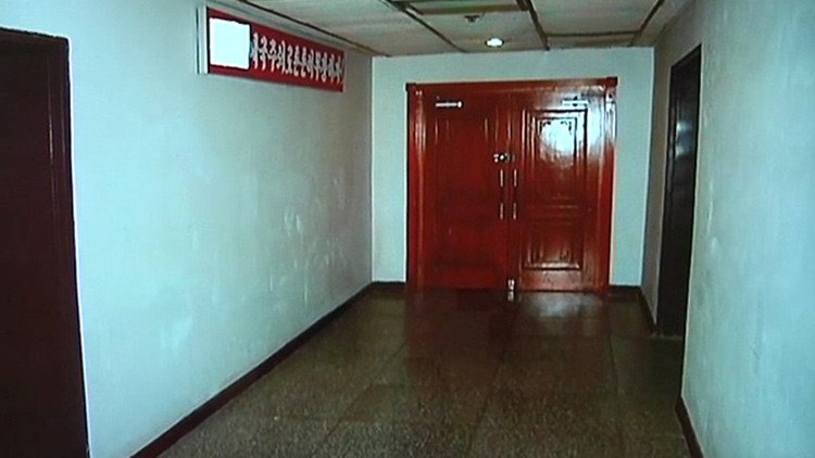 El peor error de su vida: cámaras captan el momento del robo del cartel en Corea del Norte (VIDEO)