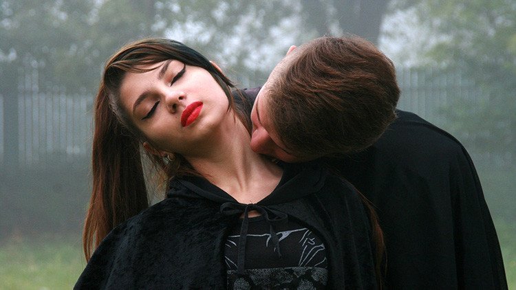 Calculan cuánto tiempo necesitaría un vampiro para beber la sangre de su víctima