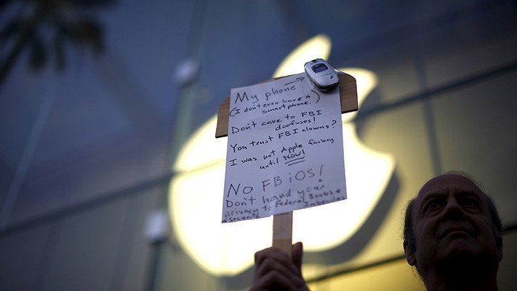 El FBI cree haber encontrado la forma de desbloquear el iPhone del atacante de San Bernardino