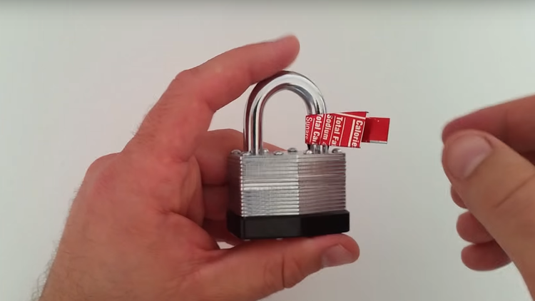 Cómo abrir un candado con una lata de refresco