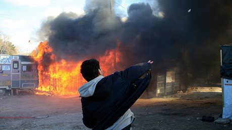 VIDEO: refugiados atacan con piedras a un periodista en Francia