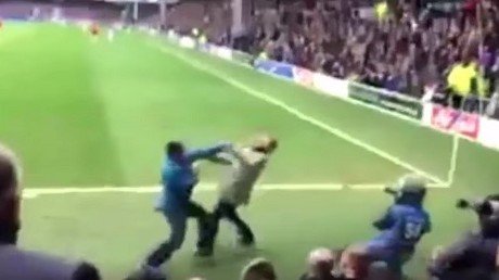 Dos hinchas de fútbol británicos saltan al campo en pleno partido para pelearse