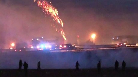 Videos: Refugiados cortan autopista francesa durante violentos choques con la Policía
