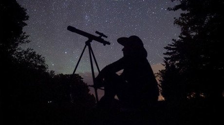 Misterioso objeto ilumina dramáticamente el cielo de Escocia asustando a los residentes (VIDEO)