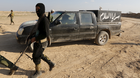 Terrorista del EI filma su propia muerte de un disparo en la cabeza en Siria (Advertencia VIDEO +18)