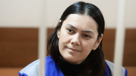 "Alá me ordenó matarla": la niñera asesina comparece sonriendo ante el juez