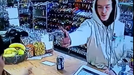 Una cajera enfurecida da una lección a un ladrón que le apunta con un arma