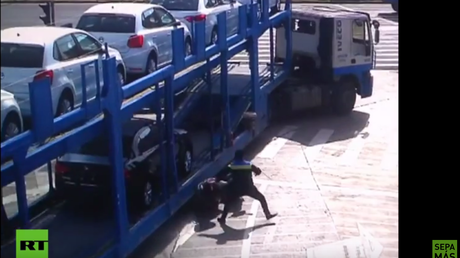 Se salvan por un pelo: Un camión casi aplasta a un motociclista y a su hija 