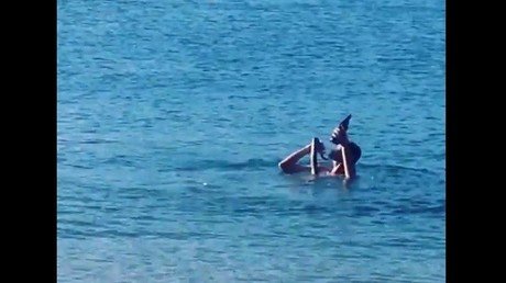 Juega con una pitón en una playa pública como si fuera su mejor amigo