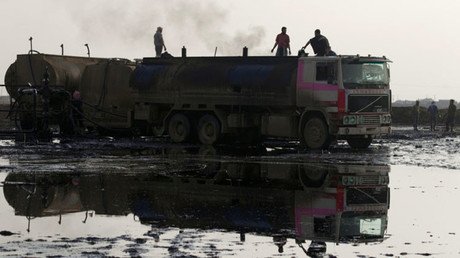 Petróleo sangriento para Erdogan: dron graba "trabajo sucio" del EI en frontera turco-siria (Video)