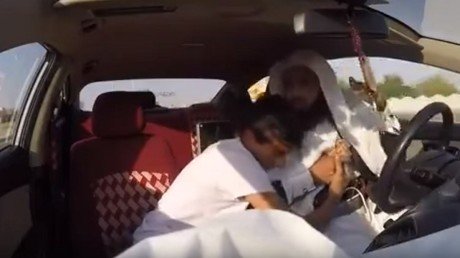 "Te llevo conmigo al cielo": un taxista dice ser atacante suicida y mira la reacción de los clientes