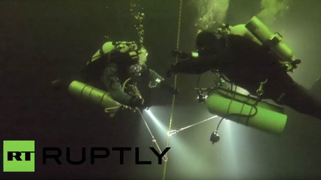 Récord bajo hielo: buzos rusos establecen plusmarca mundial en las heladas aguas del Ártico (Video)