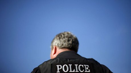 Tomar café paseando por la calle resulta un crimen para un afroamericano en EE.UU. (Video)