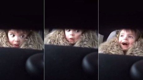 Niña experimenta una gama de emociones al escuchar la melodía de terror 'Tiburón'