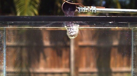 El fulminante efecto de la sal fundida al caer en un acuario