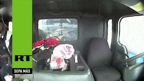 La cámara de un camión registra cómo cae brutalmente desde un puente