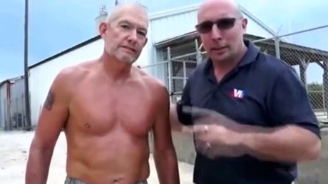 Un exmarine muestra un truco para no morir ahogado