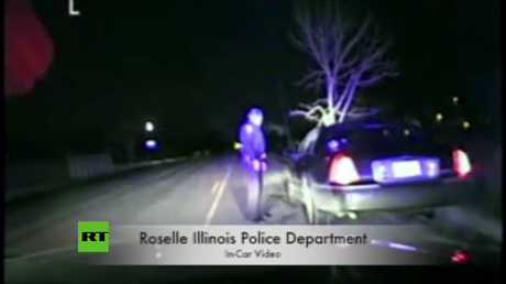 Una mujer ebria se lleva por delante un árbol y sigue manejando como si nada