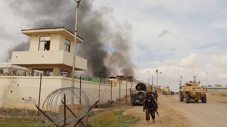 Afganistán investiga un video viral en el que unos supuestos policías torturan a un detenido